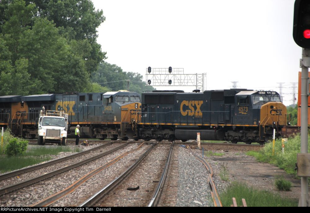 CSX 4573 on l003